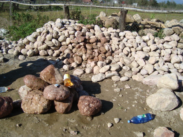 Розовый камень