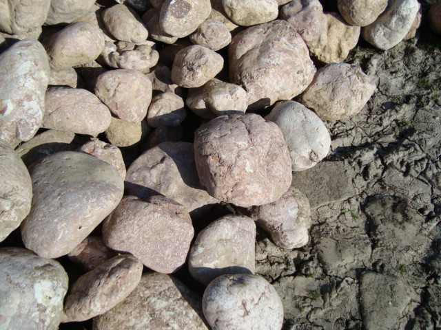 Розовый камень